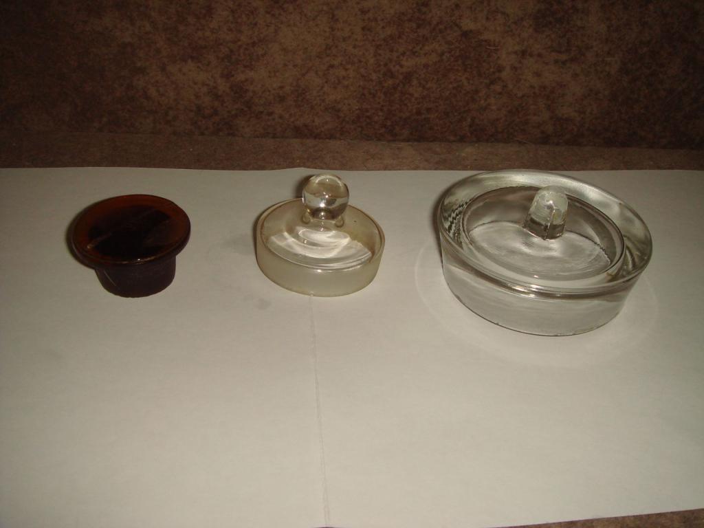 Стеклянные пробки и крышки от банок. 