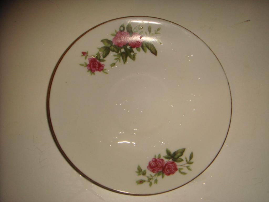 Чайное блюдце,розы,китайский фарфор. 