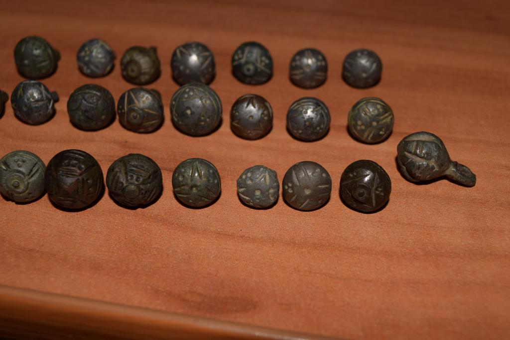 Пуговицы гирьки 9-14 век. Пуговка гирька домонгол. Пуговки гирьки. Пуговки гирьки. Пуговица гирька 17 век.