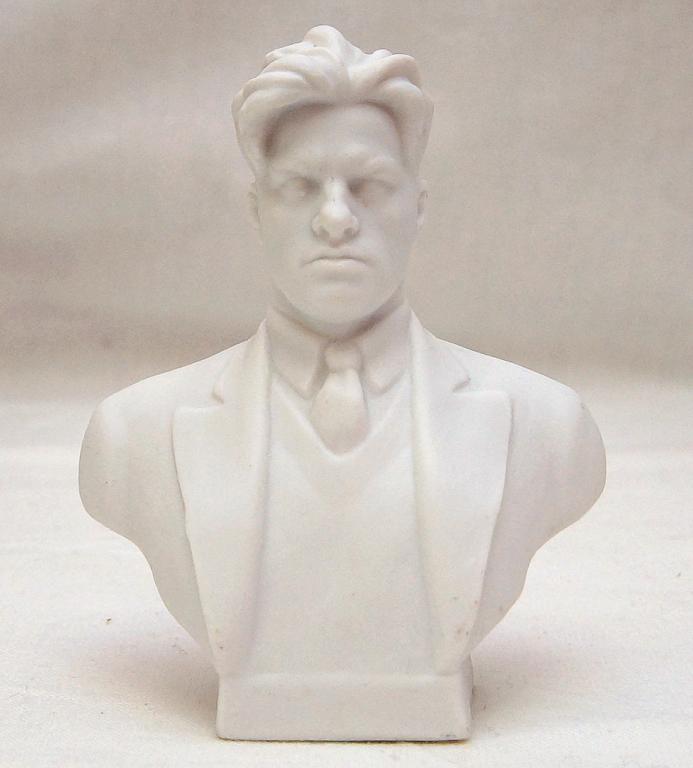 Бюст  МАЯКОВСКИЙ  бисквит ЛФЗ  высота 9см    СССР   ВИНТАЖ   (К18/10)