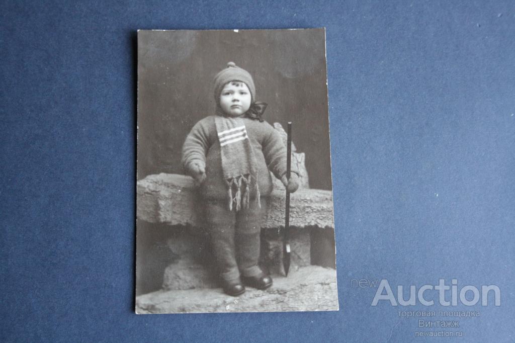 Фото Малыш с лопаткой на прогулке 1929 г.