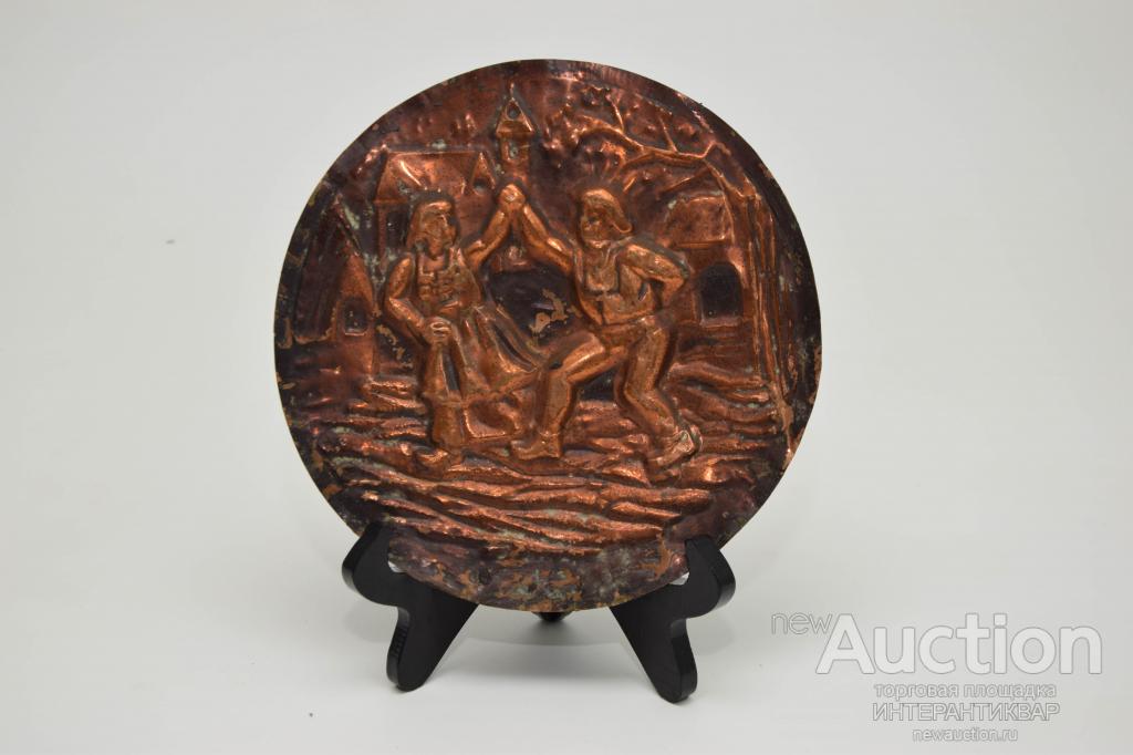 Медное панно с чеканным жанровым декором.  14Пк0368