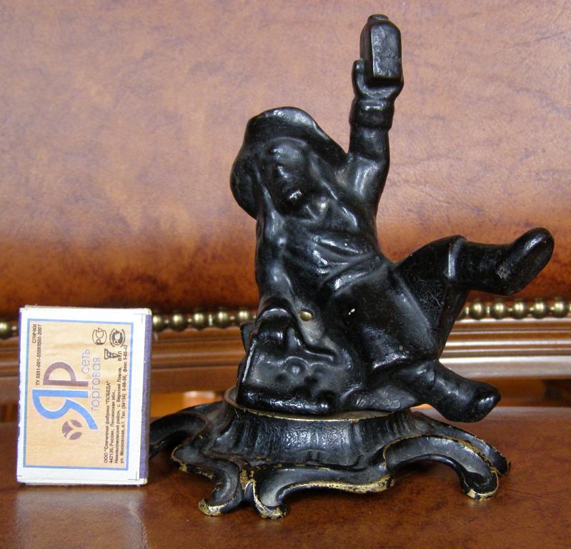 Чугун. Мужик с бутылкой. Помор. Пьяный крестьянин. Германия. 19 век.
