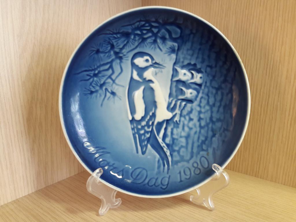 Тарелка настенная " Дятел с птенцами ". Дания. Копенгаген.