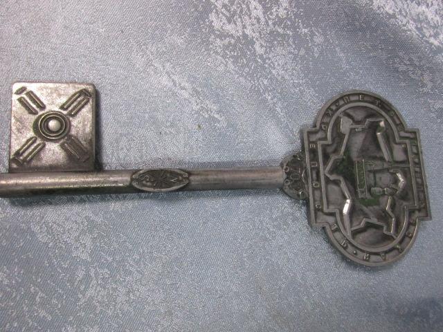 КЛЮЧ - ПЕТРОПАВЛОВСКАЯ КРЕПОСТЬ - МЕТАЛЛ - СССР - ФУТЛЯР - 17,5 СМ