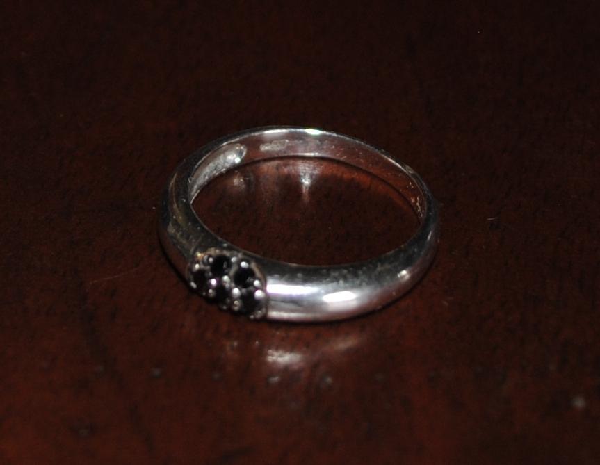 Кольцо стильное серебро 925 черные камни 18.6 р-р