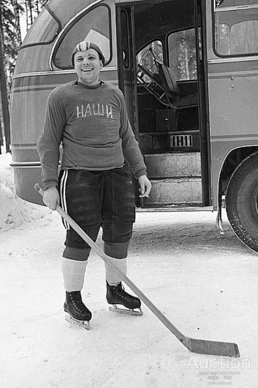 хоккеист в советской форме с клюшкой