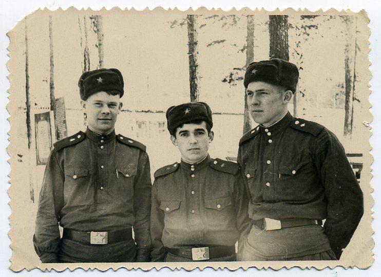 Советская Армия солдаты рядовые гимнастерки 9 х 11,5 см