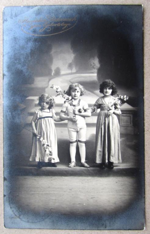 Мальчик и две девочки с цветами Штемпель 1916