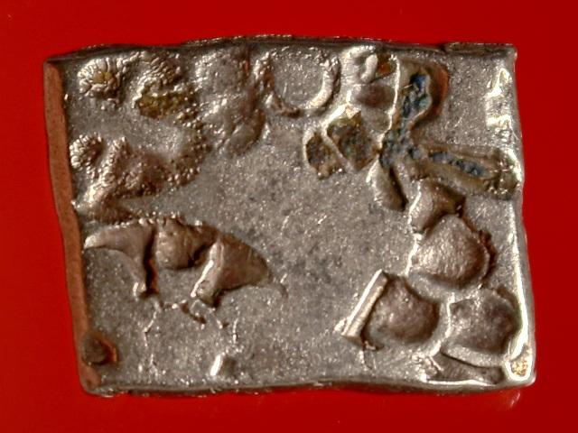Редчайшая серебряная монета Древней Индии Маурьев 3-4 век до н.э, реверс редкие символы. Уникальная?