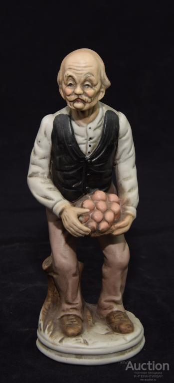 Фарфоровая статуэтка «Старик с фруктами».  17фт0169