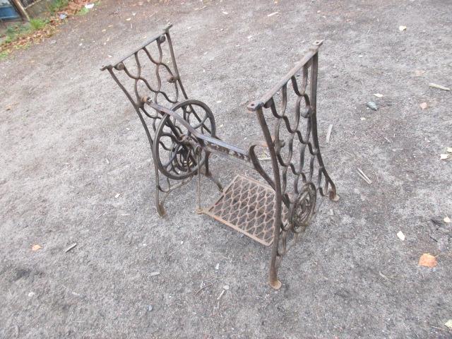 ПОДСТАВКА. СТОЙКА. СТАНИНА. ШВЕЙНАЯ МАШИНА