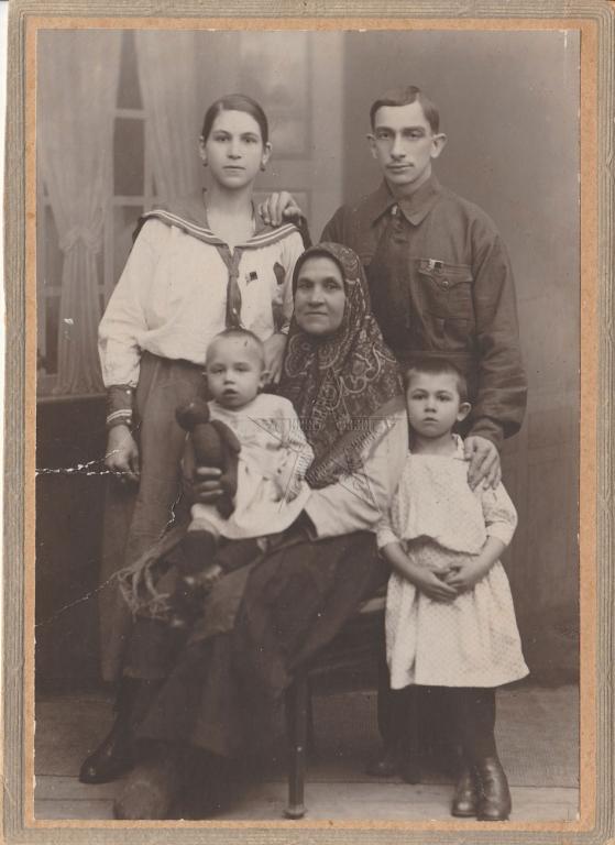 Фотография Семья с траурными знаками Ленин