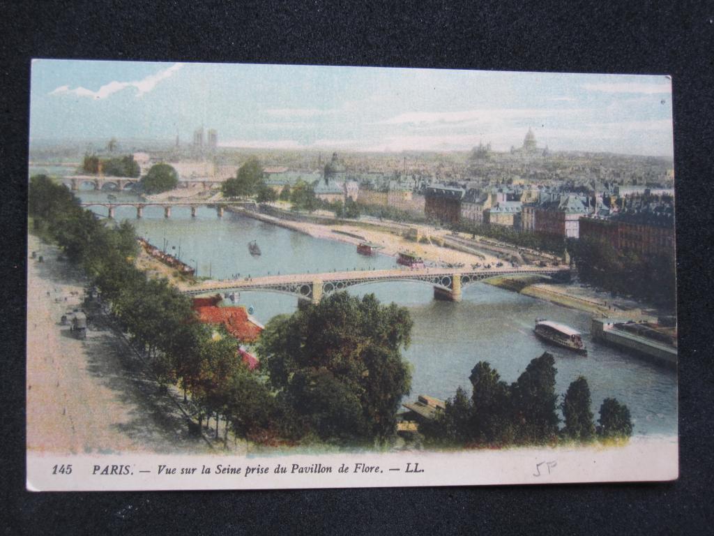 Париж. Вид на Сену и павильон Флоры.