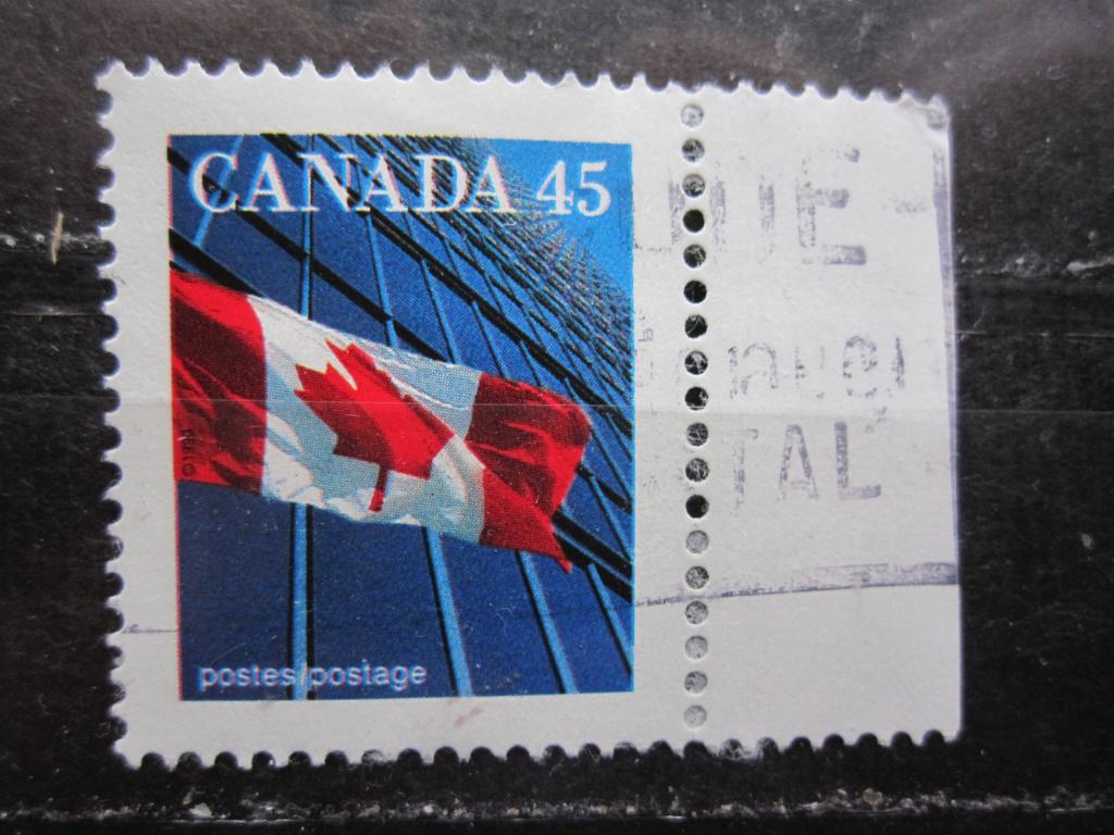 Канада серия "Национальный флаг", Флаг на фасаде здания