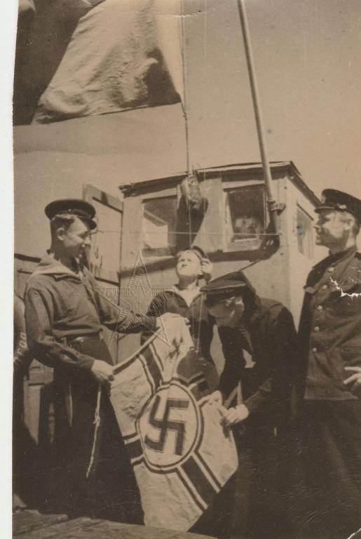 Фотография Моряки РККФ с трофейным фашистским флагом