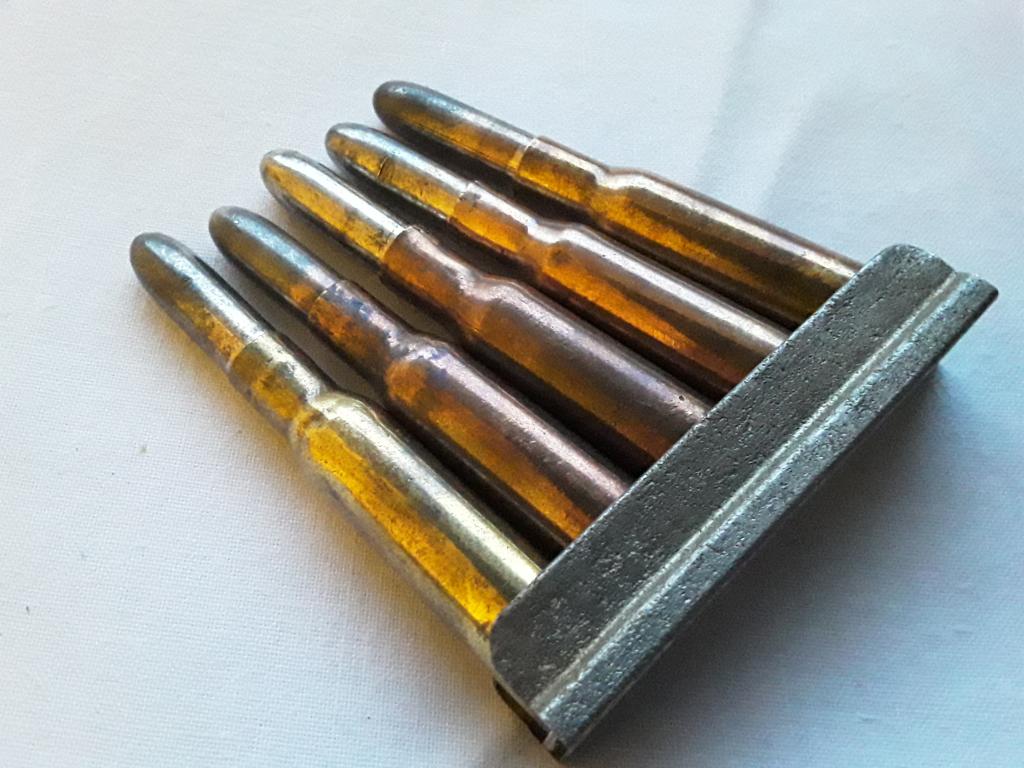 Патрон мосин обойма 2д. Мосина калибр 7. Обойма от винтовки мосина. Обойма патронов для винтовки мосина. Обойма патронов для винтовки мосина.