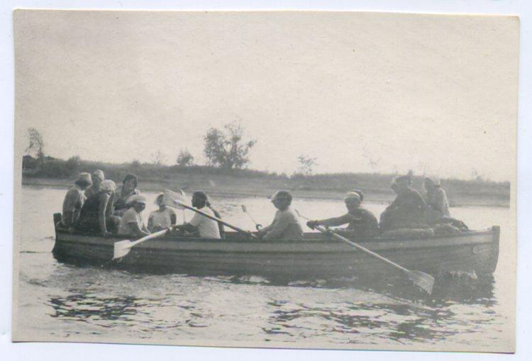 Советский быт Отдых река Кама лодка 8 х 11,5 см