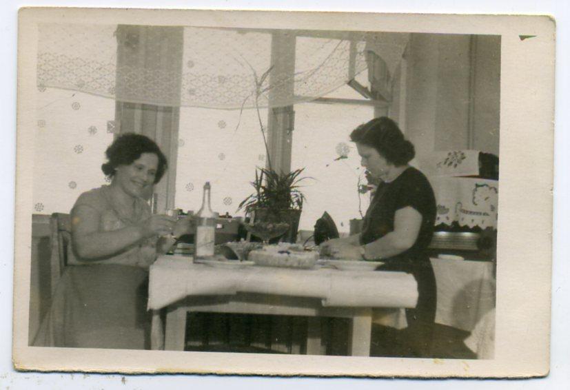 Советский быт Женщины застолье 9 х 13 см