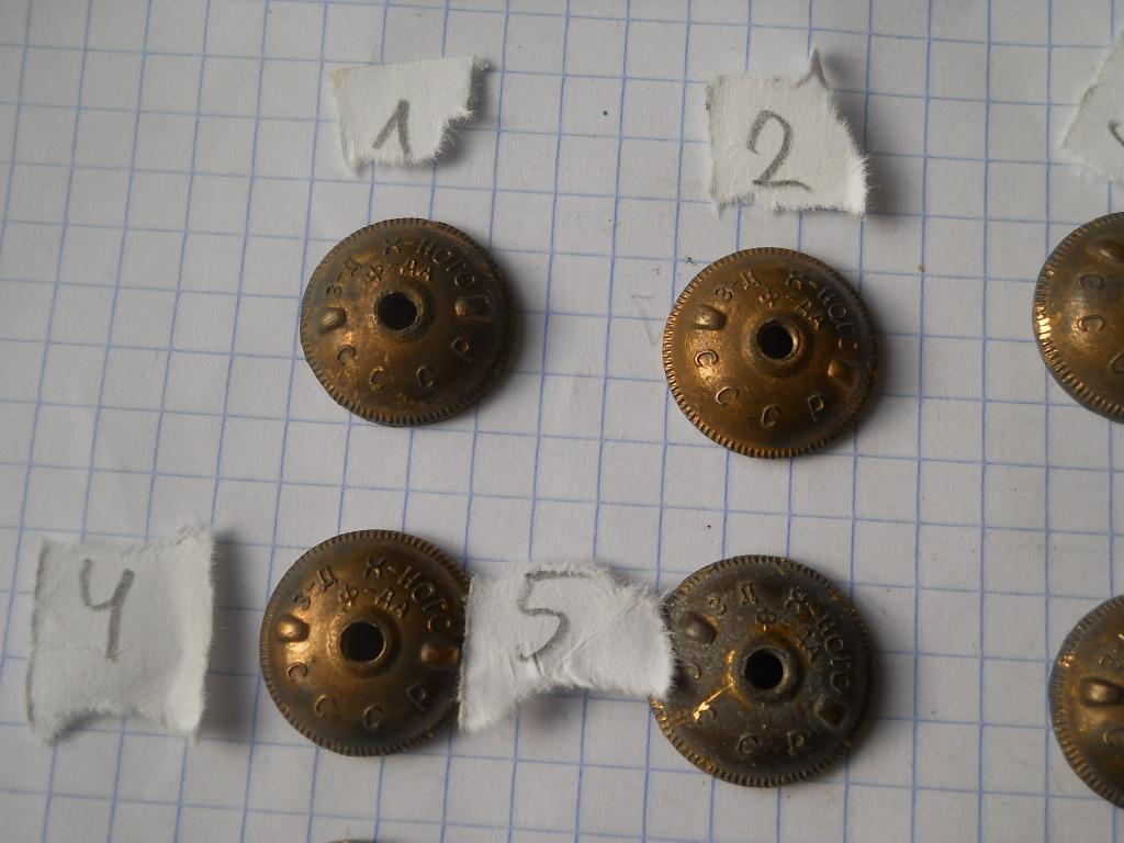 Закрутка значка. Закрутка значка. Значки на гайке. Закрутка московский монетный двор. Круглая заготовка для значков на цанге.