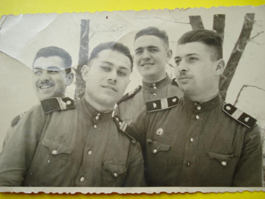Фото Военные 1950-х  4 танкиста-разных национальностей в одном танке