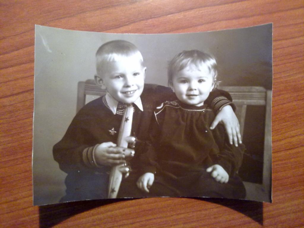 Дети мальчик ребенок с игрушкой самолет 8 х 11 см