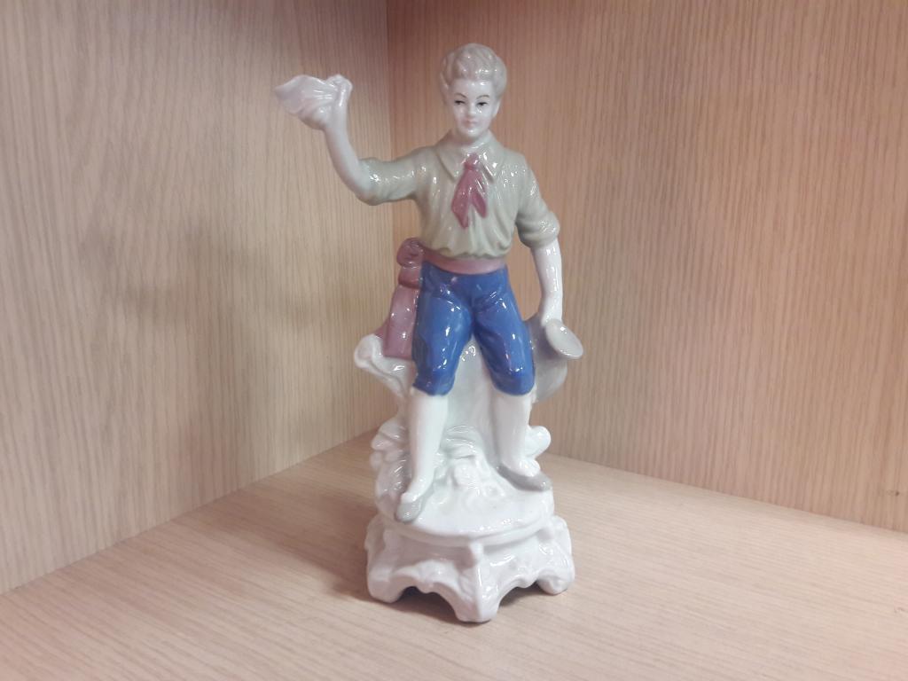 Фарфоровая фигурка " Парень с платком " . Германия.