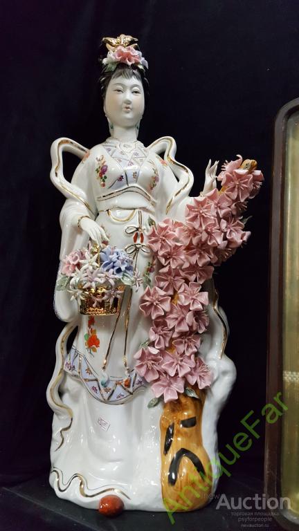 Фарфоровая статуэтка "Прекрасная японка с сакурой"