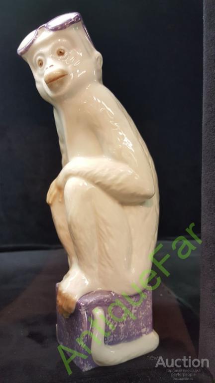 Фарфоровая статуэтка "Мартышка и очки"