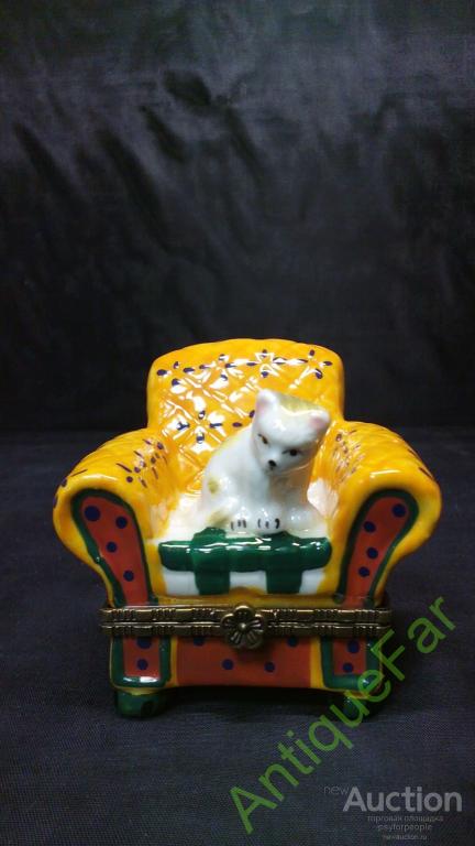 Миниатюрная шкатулка "Кот в кресле".Фарфор