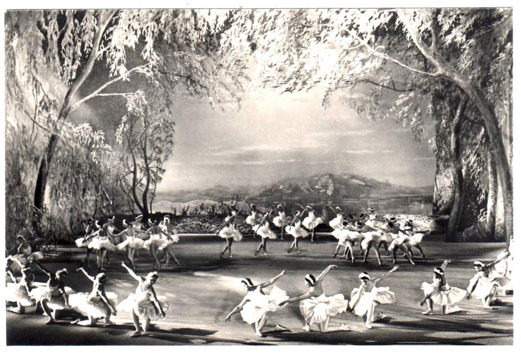 Лебединое озеро в храме. Балет Лебединое озеро Петипа 1895. Премьера балета Лебединое озеро 1877. Лебединое озеро балет 20 век. Лебединое озеро первая постановка 1894.