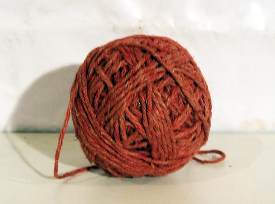Красная пряжа. Нитяной моток. Клубок ниток. Пряжа на белом фоне. Нитяной моток.