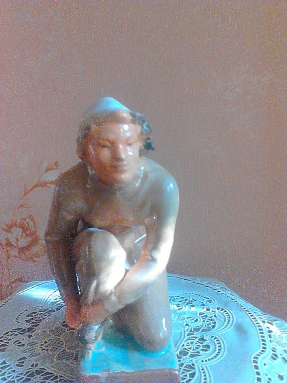 Конькобежка. Гжель. Керамика. Майолика