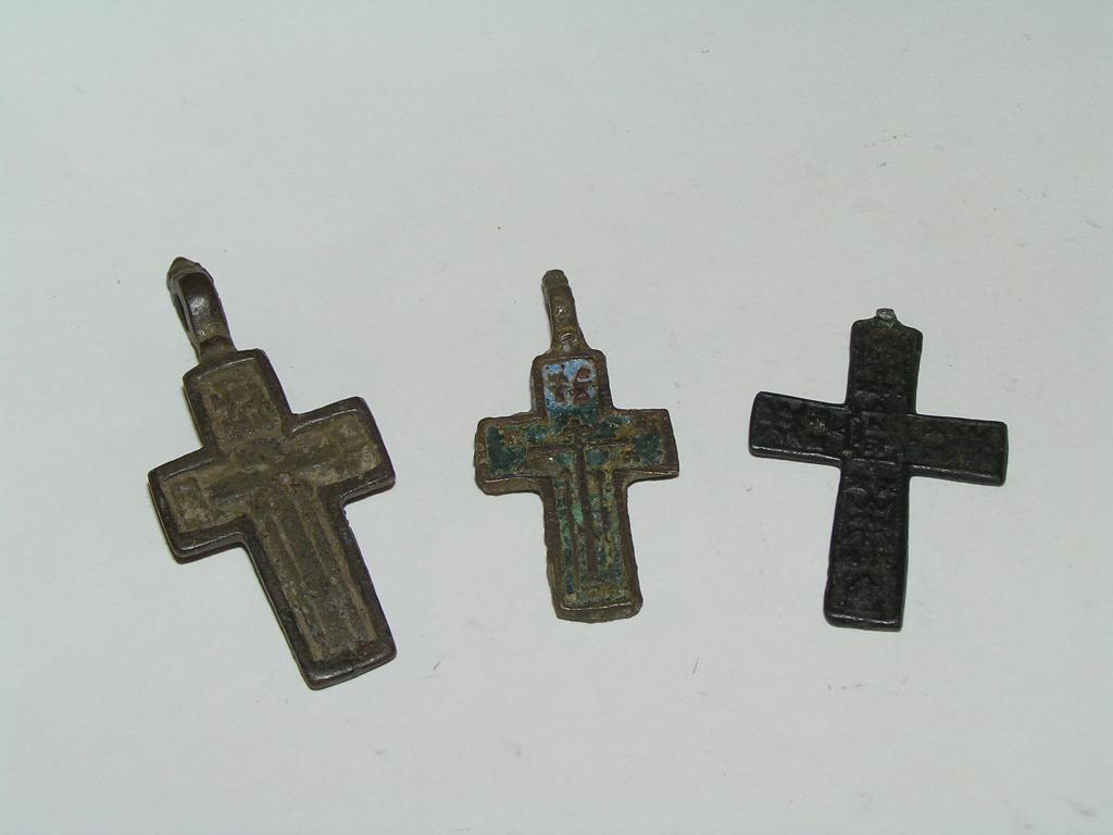 Значки полукруглые кресты 17 века. Самая первая религия. Какие раньше были веры. Первые религии. Какие бывают религии.