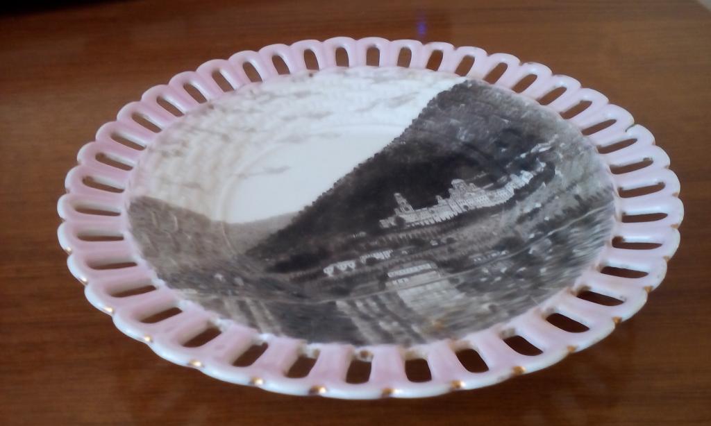 Тарелка "Новоафонский монастырь" М. С. Кузнецова 1900-х гг.  Редкий  экземпляр