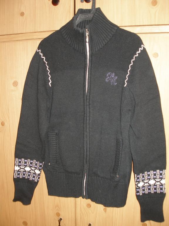 Джемпер черный на молнии с орнаментом..Размер 38.