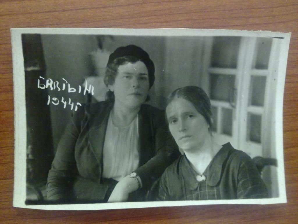 Советский быт женщины одежда 5,5 х 8,5 см 1944 год