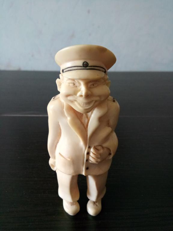 Фигурка из клыка моржа в форменной одежде