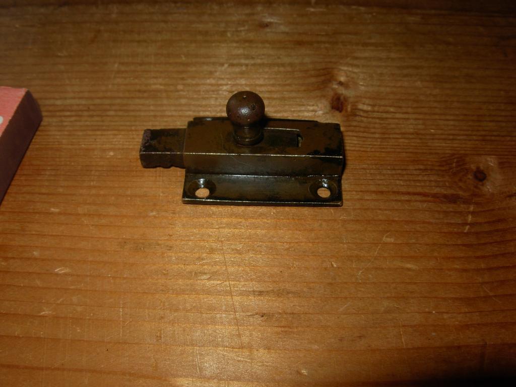 Шпингалет старинный не  большой бронза патина клеймо в рабочем состоянии засов запор