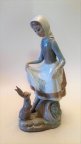 Фарфоровая фигурка "Девушка с кроликом" LLADRO