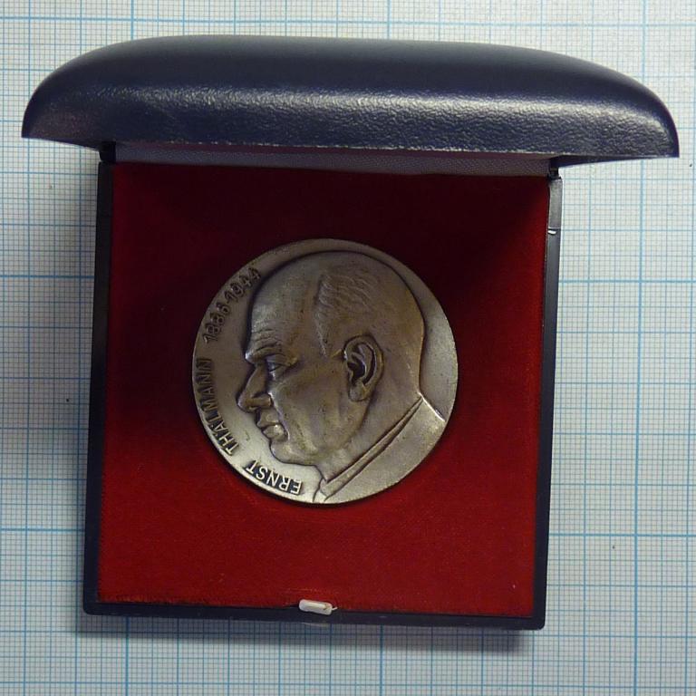 ГДР медаль Эрнст Тельман тяж.мет. футляр