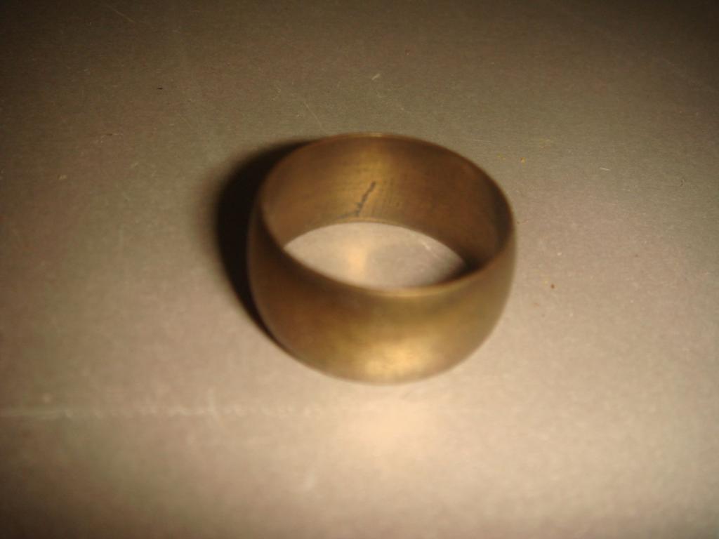 Бронзовое кольцо история обычной семьи глава 50. Бронзовое кольцо обручальное. Металлическое бронзовое кольцо. Обручальное кольцо из бронзы. Старинное бронзовое обручальное кольцо.
