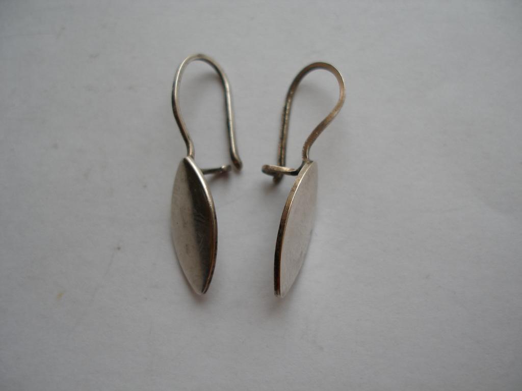 Серьги гладкие листики.Серебро 925 пробы..2,2 гр.