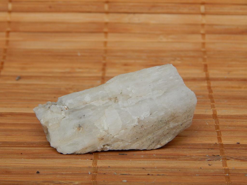 0023. Натролит 65 x 30 x 30 мм