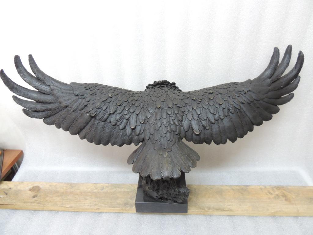 Купить в орле с доставкой. Скульптура орла. Крыло орла скульптура. Орел на крыле бронза. Скульптура орла спина.