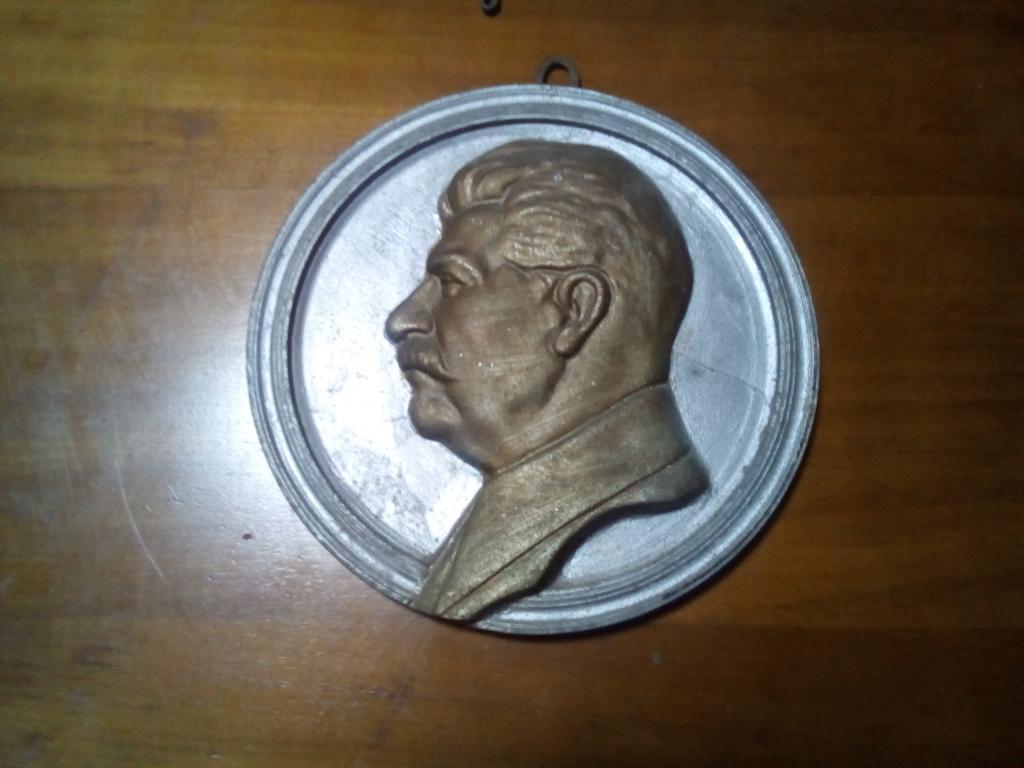 Барельеф И.В.Сталина на плакетке