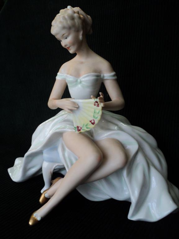 Фарфоровая немецкая статуэтка Дама с веером 1950 года