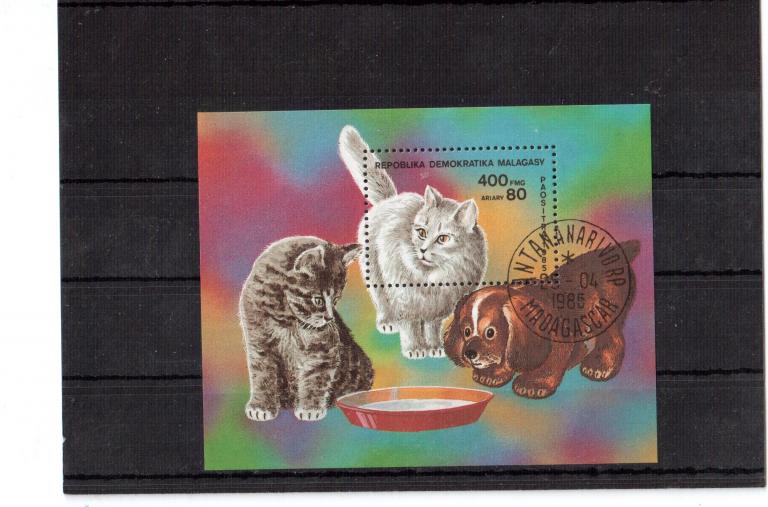 Мадагаскар 1985 Блок Кошки и щенок