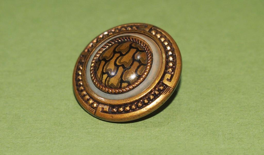 Старинная пуговица - Греческая - Франция 1930-е гг. - ⌀ - 22 мм.