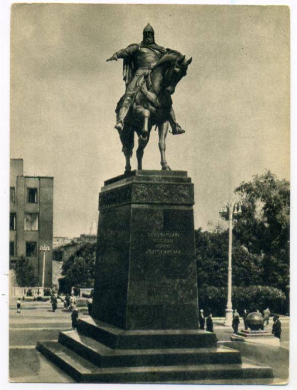 Памятник юрию долгорукому в москве фото
